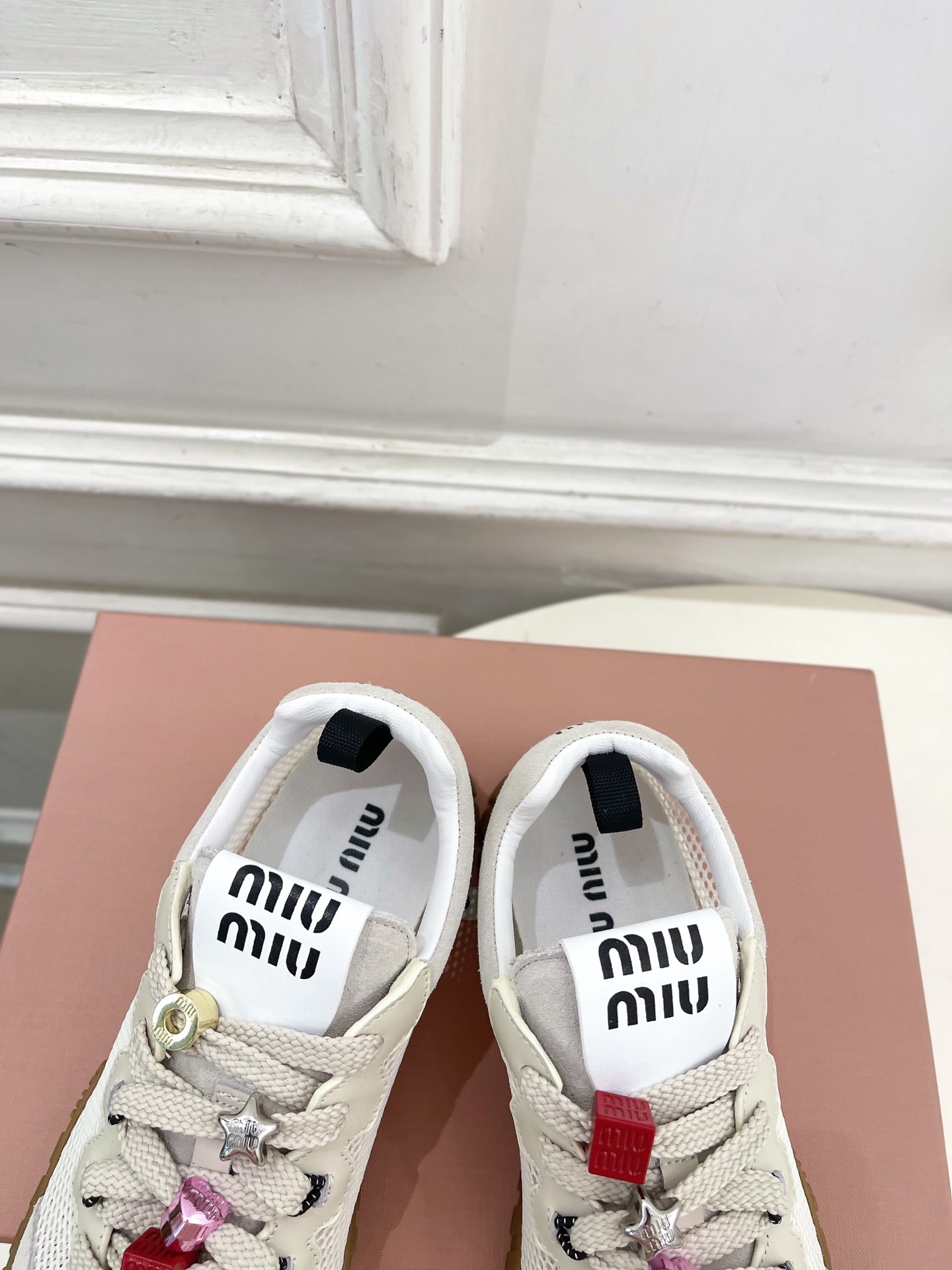 Miu Miu | 缪缪  26𝐬𝐬🖤专柜主打最新秀款 2026春夏新品网眼织物休闲运动鞋火爆上新！🍒B