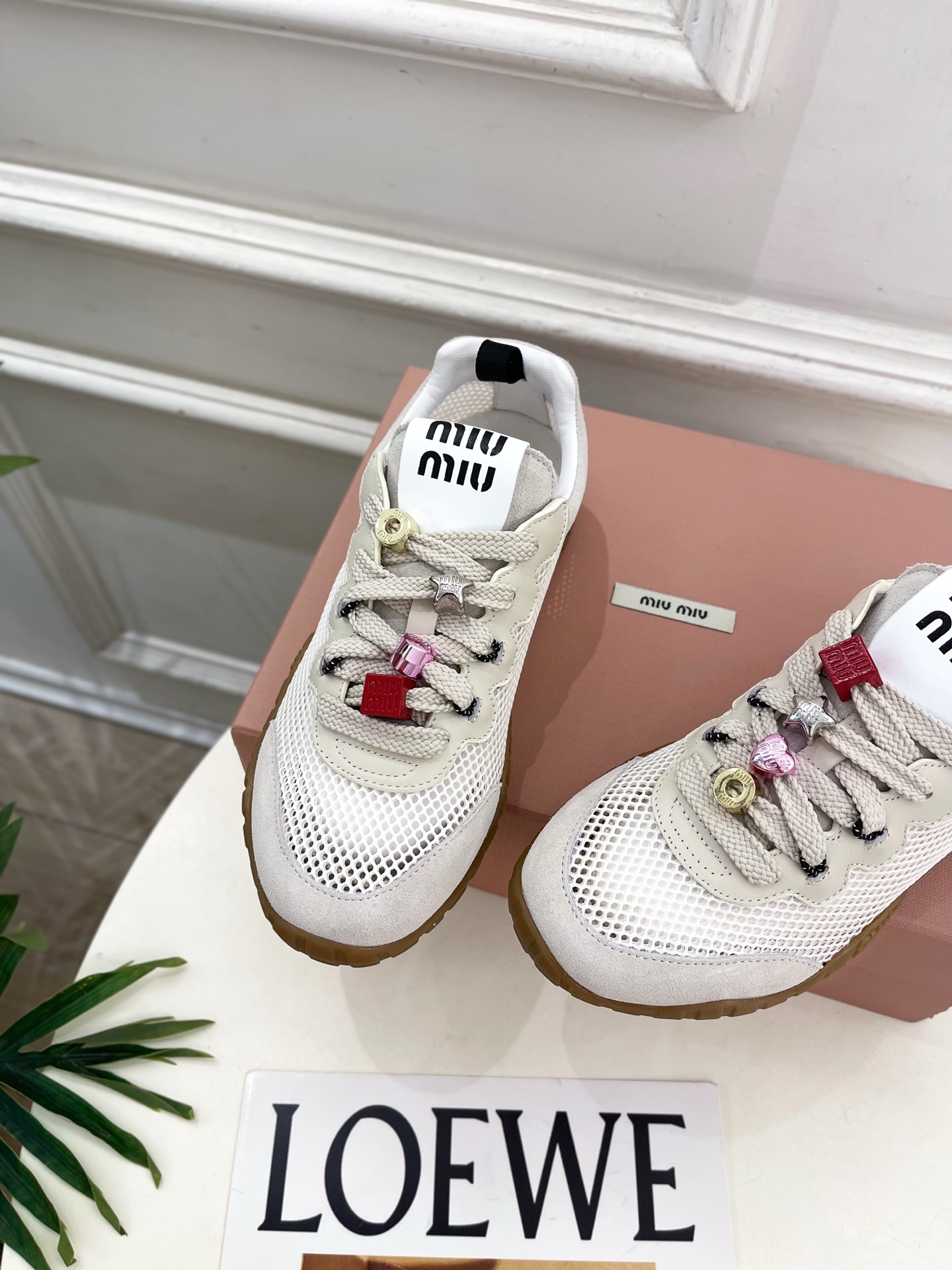 Miu Miu | 缪缪  26𝐬𝐬🖤专柜主打最新秀款 2026春夏新品网眼织物休闲运动鞋火爆上新！🍒B