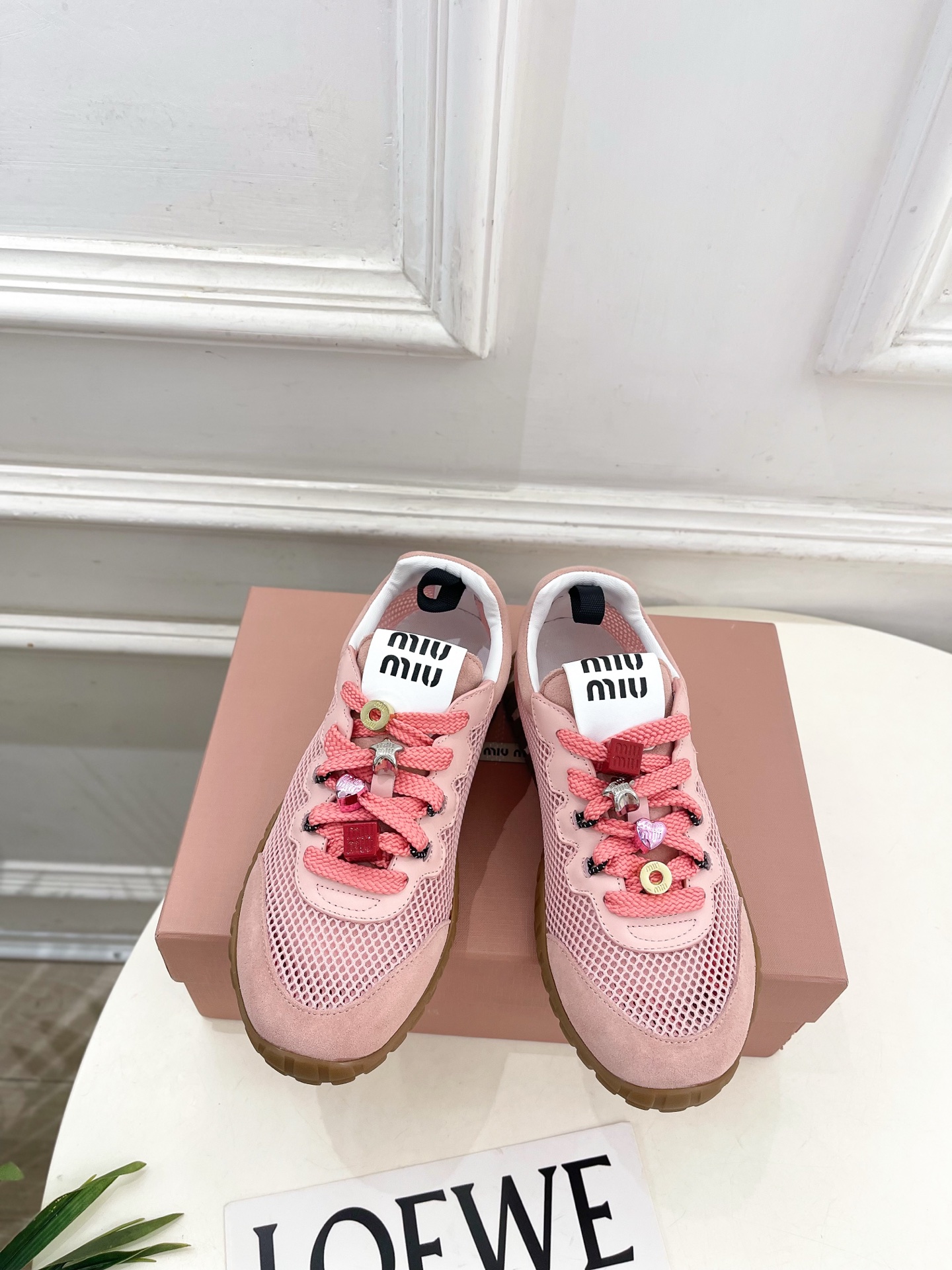 Miu Miu | 缪缪  26𝐬𝐬🖤专柜主打最新秀款 2026春夏新品网眼织物休闲运动鞋火爆上新！🍒B