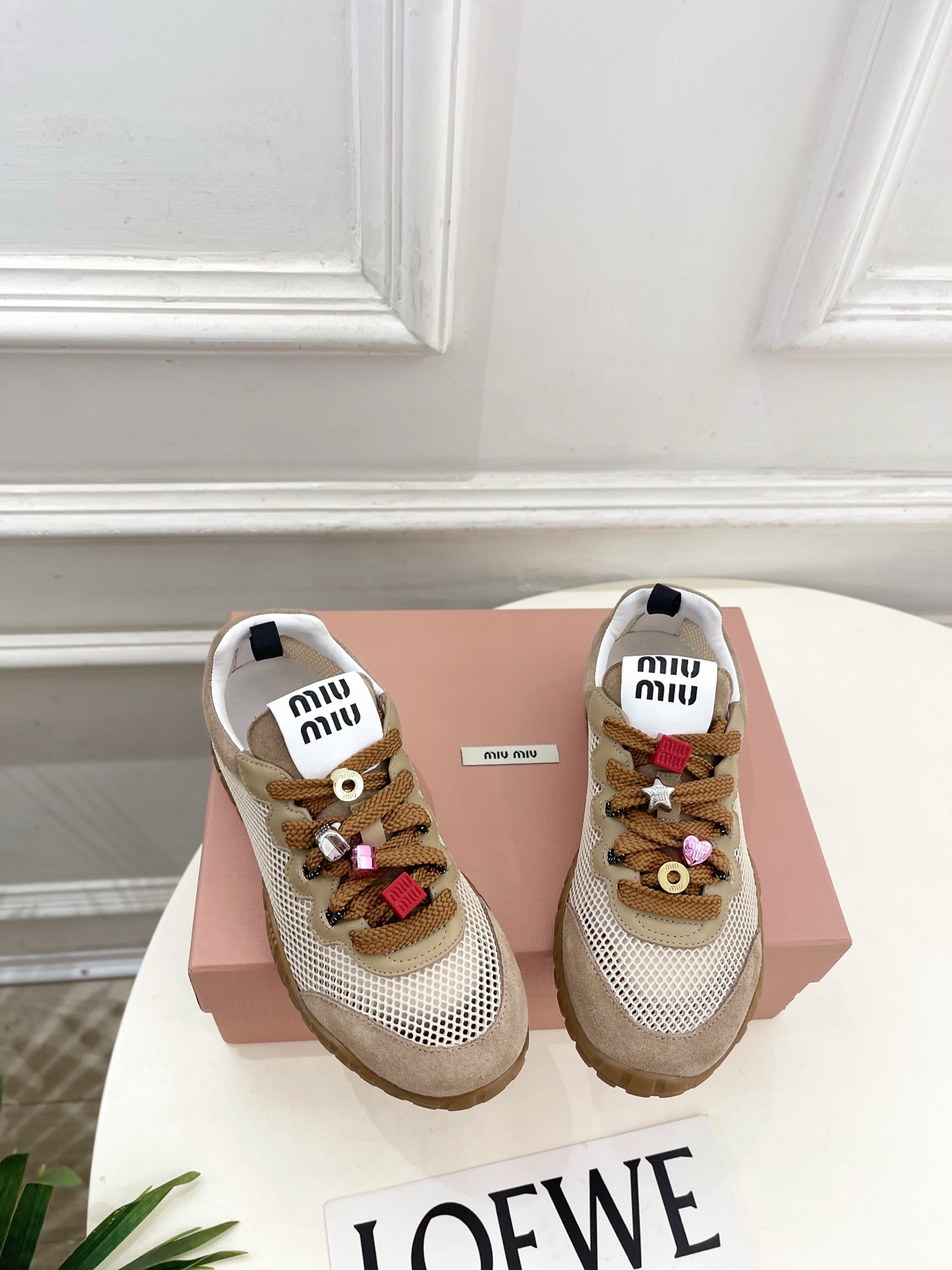 Miu Miu | 缪缪  26𝐬𝐬🖤专柜主打最新秀款 2026春夏新品网眼织物休闲运动鞋火爆上新！🍒B