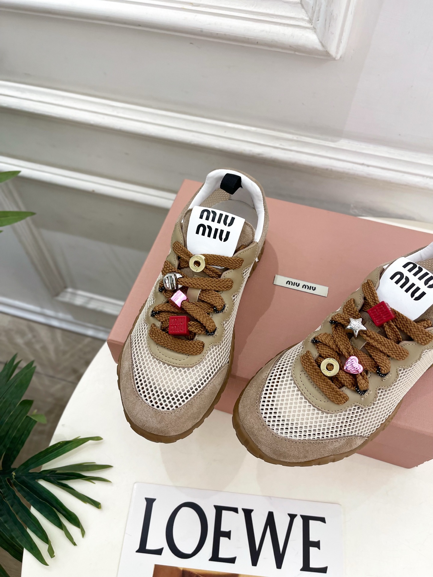Miu Miu | 缪缪  26𝐬𝐬🖤专柜主打最新秀款 2026春夏新品网眼织物休闲运动鞋火爆上新！🍒B