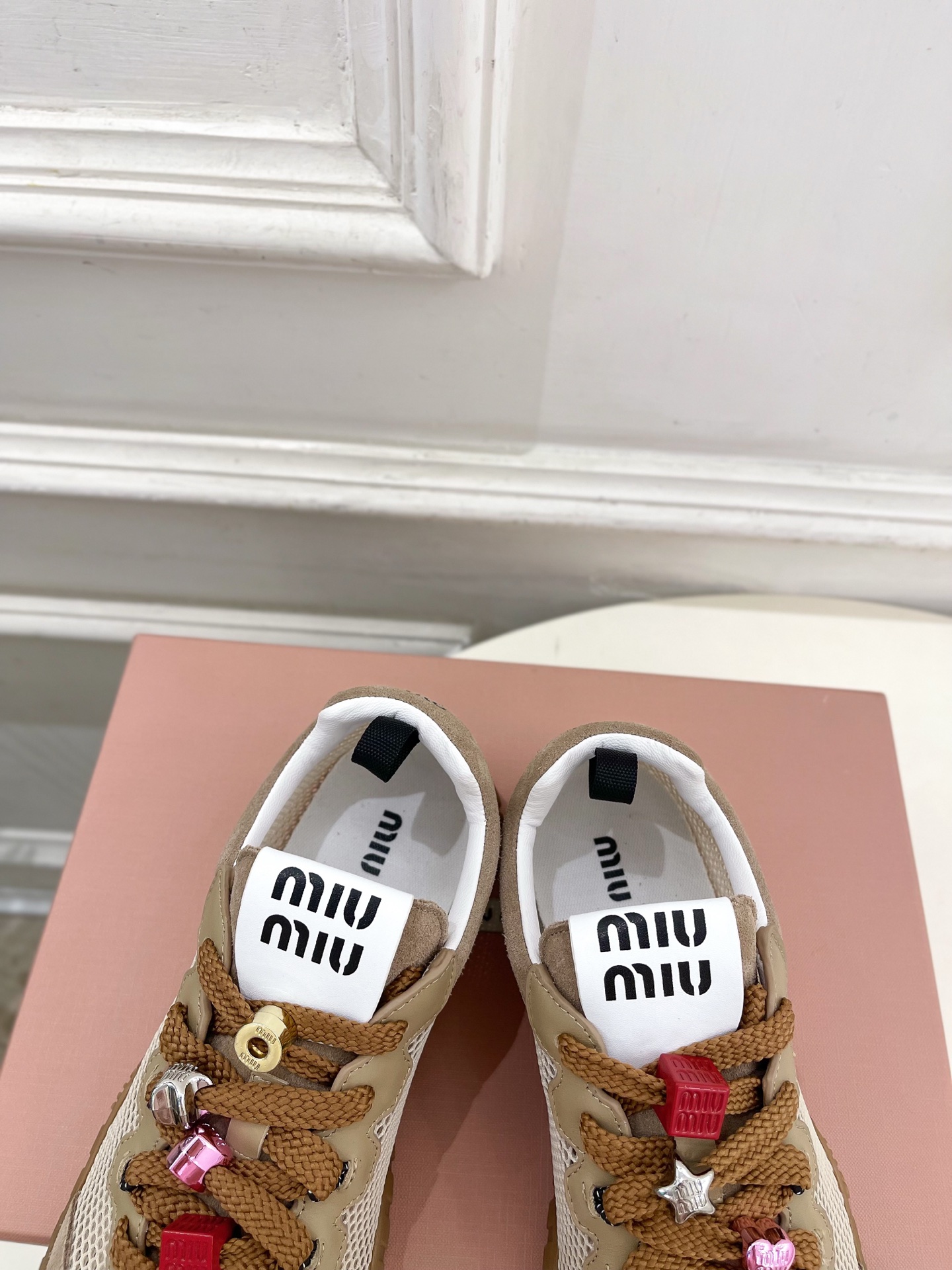 Miu Miu | 缪缪  26𝐬𝐬🖤专柜主打最新秀款 2026春夏新品网眼织物休闲运动鞋火爆上新！🍒B
