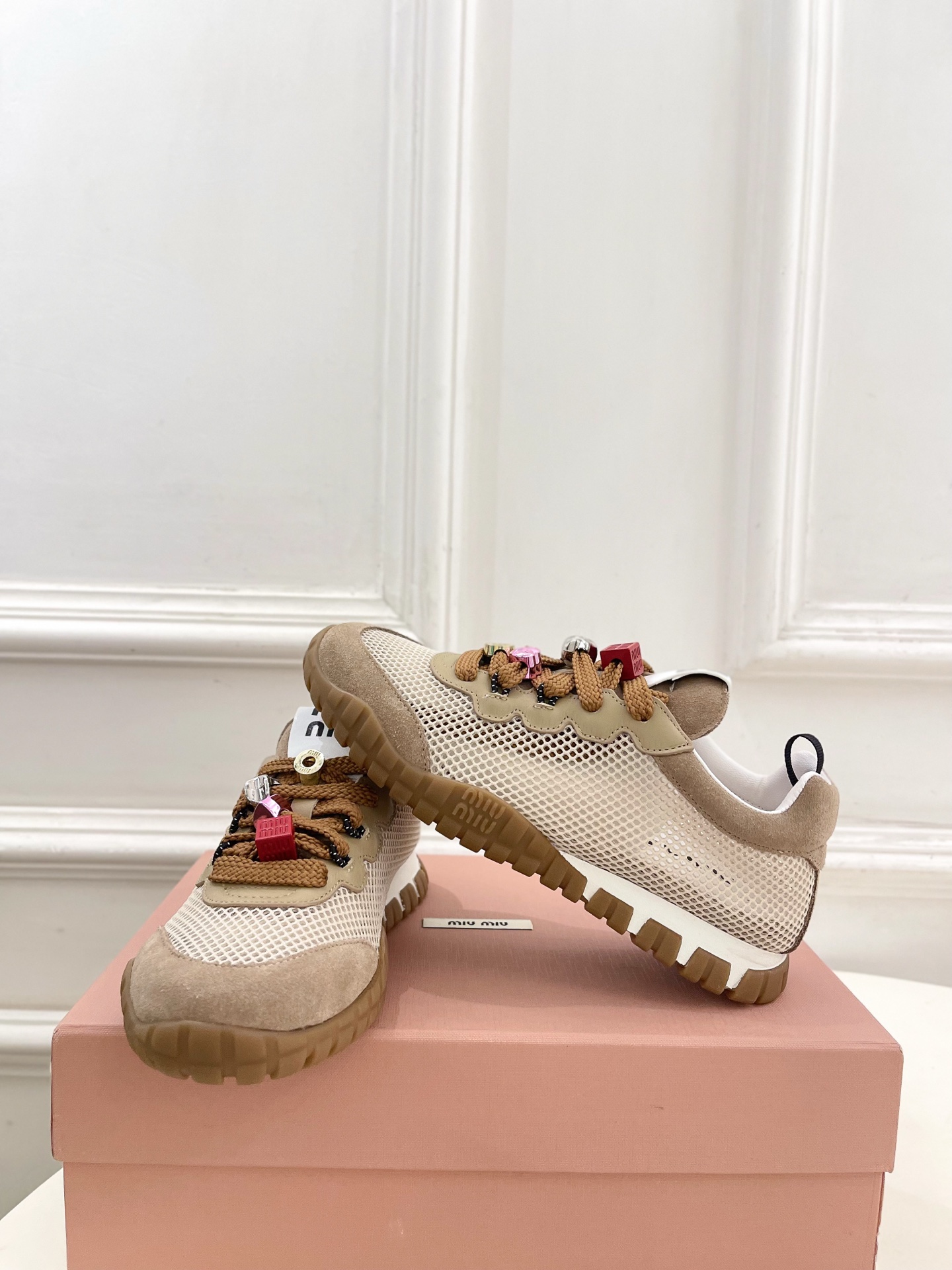 Miu Miu | 缪缪  26𝐬𝐬🖤专柜主打最新秀款 2026春夏新品网眼织物休闲运动鞋火爆上新！🍒B
