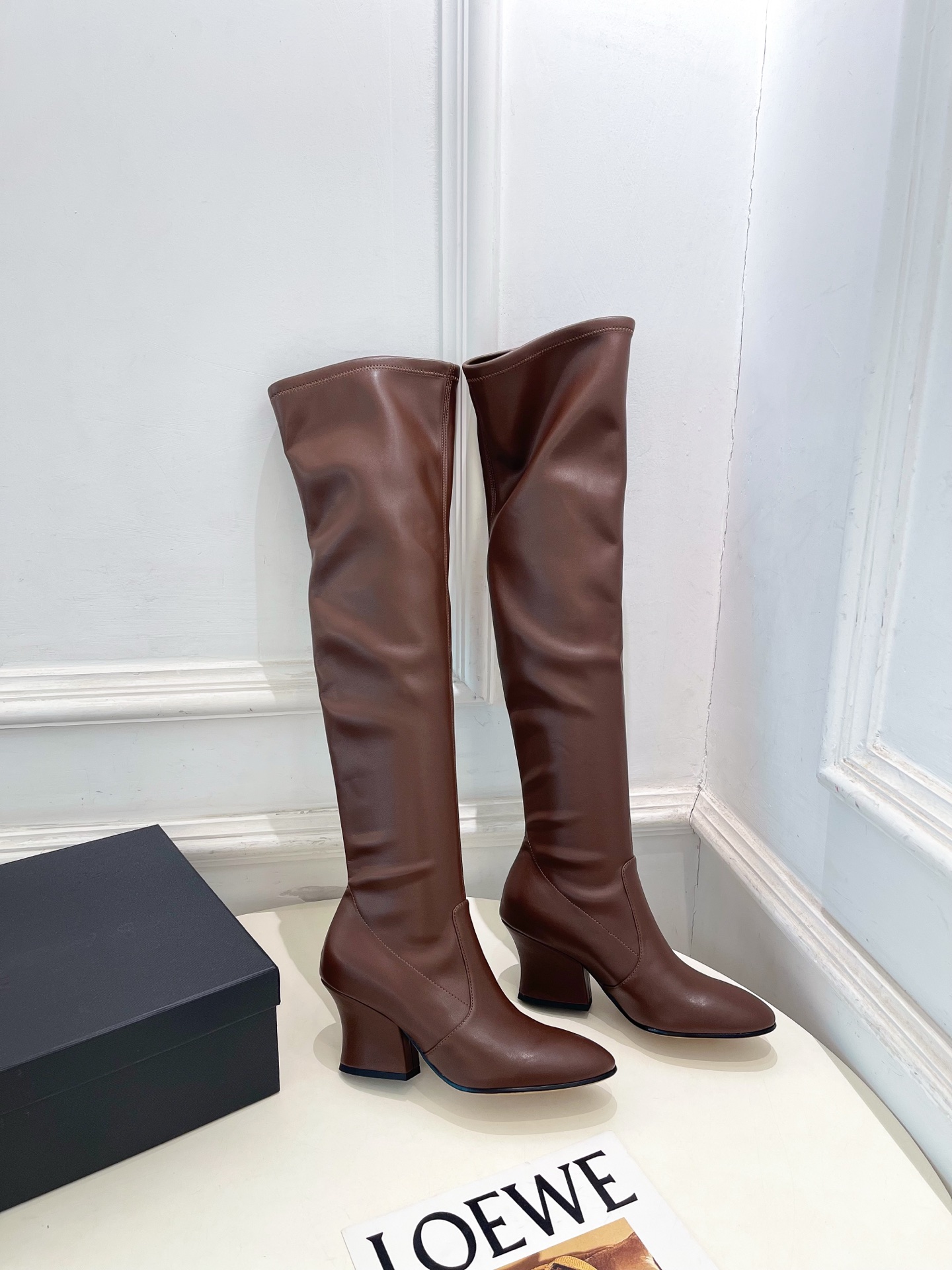 Jil Sander(吉尔·桑达）2026 早秋新品 JD极简复古粗跟长筒弹力靴————————JS作为