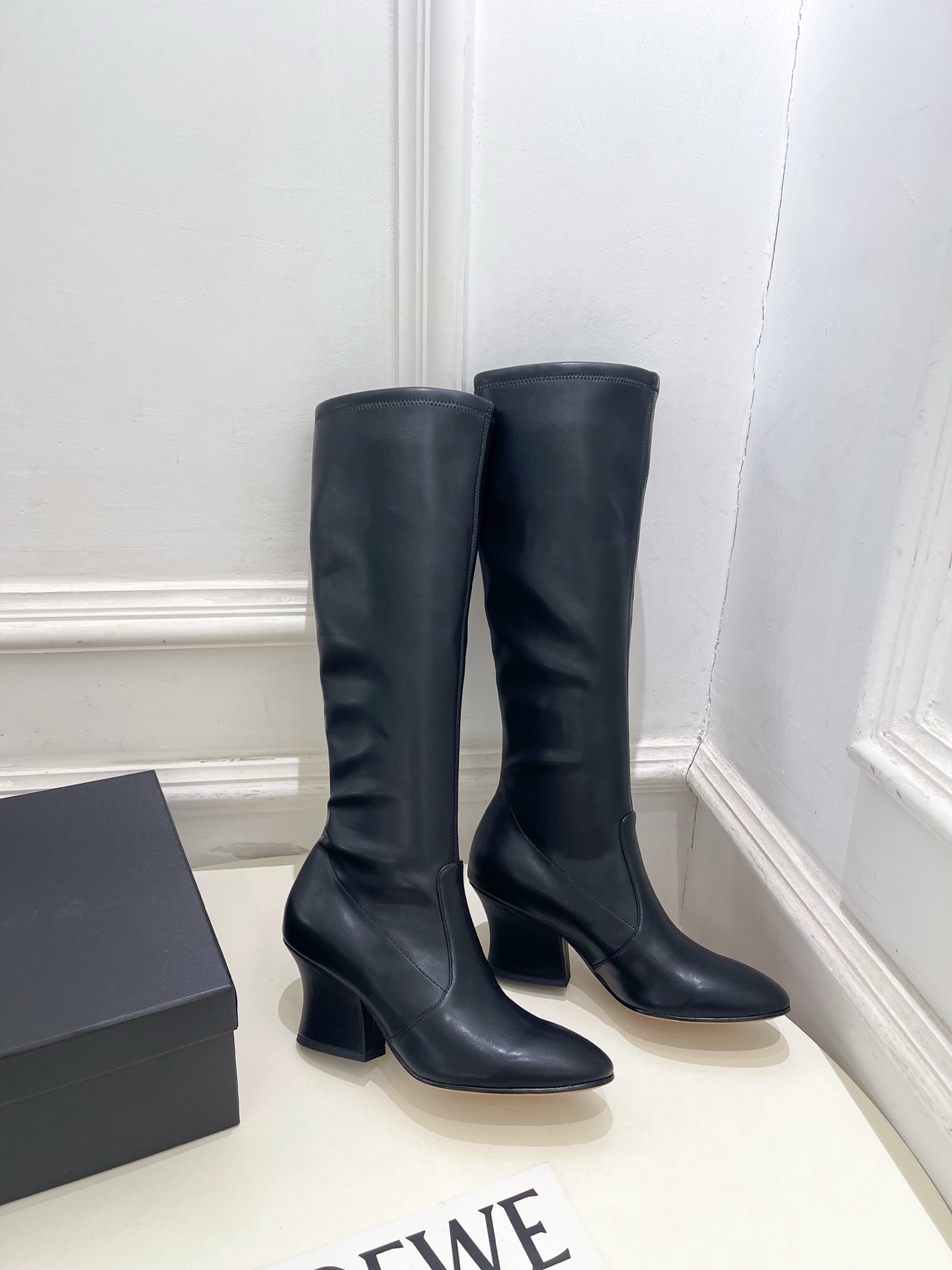 Jil Sander(吉尔·桑达）2026 早秋新品 JD极简复古粗跟高筒弹力靴————————JS作为
