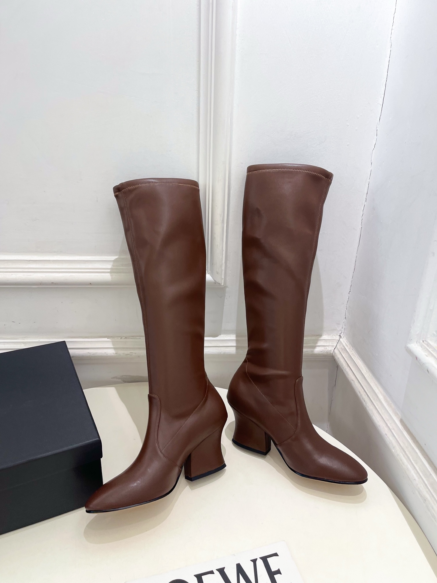 Jil Sander(吉尔·桑达）2026 早秋新品 JD极简复古粗跟高筒弹力靴————————JS作为