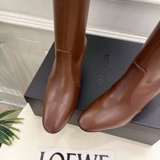 Jil Sander(吉尔·桑达)2026 早秋新品 JD极简复古粗跟高筒弹力靴————————JS作为 Jil Sander(吉尔·桑达)2026 早秋新品 JD极简复古粗跟高筒弹力靴————————JS作为