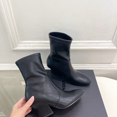 Jil Sander(吉尔·桑达)2026 早秋新品 JD极简复古粗跟弹力短靴————————JS作为这 Jil Sander(吉尔·桑达)2026 早秋新品 JD极简复古粗跟弹力短靴————————JS作为这