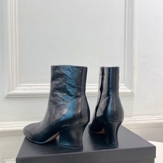 Jil Sander(吉尔·桑达)2026 秋冬新品 JD极简复古圆头粗跟短靴————————JS作为这 Jil Sander(吉尔·桑达)2026 秋冬新品 JD极简复古圆头粗跟短靴————————JS作为这