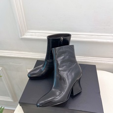 Jil Sander(吉尔·桑达)2026 秋冬新品 JD极简复古圆头粗跟短靴————————JS作为这 Jil Sander(吉尔·桑达)2026 秋冬新品 JD极简复古圆头粗跟短靴————————JS作为这