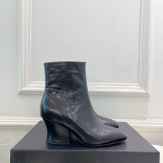 Jil Sander(吉尔·桑达)2026 秋冬新品 JD极简复古圆头粗跟短靴————————JS作为这 Jil Sander(吉尔·桑达)2026 秋冬新品 JD极简复古圆头粗跟短靴————————JS作为这