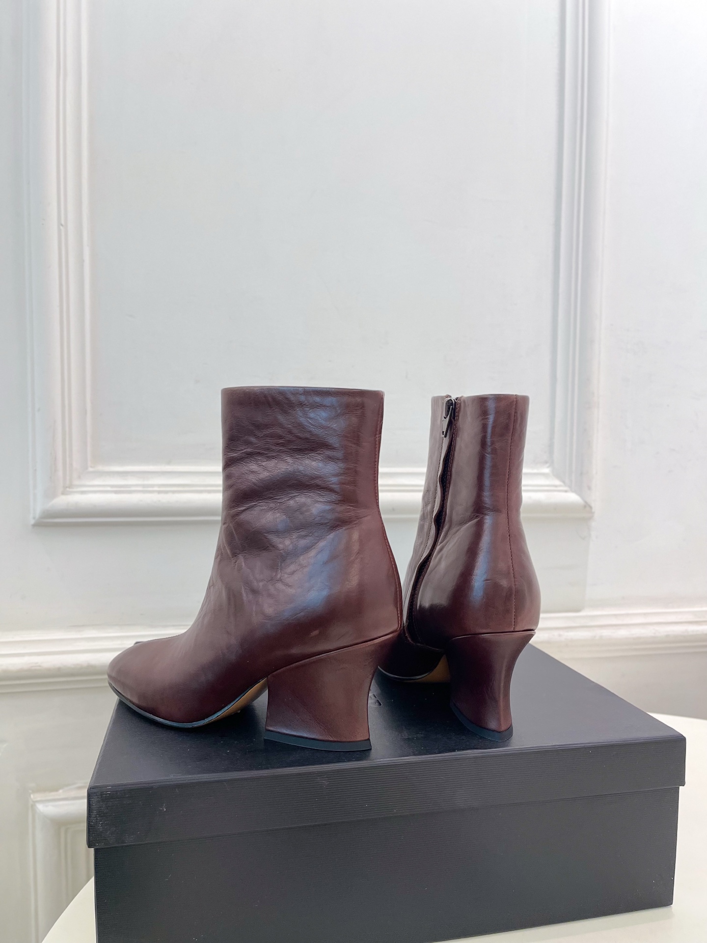 Jil Sander(吉尔·桑达）2026 秋冬新品 JD极简复古圆头粗跟短靴————————JS作为这
