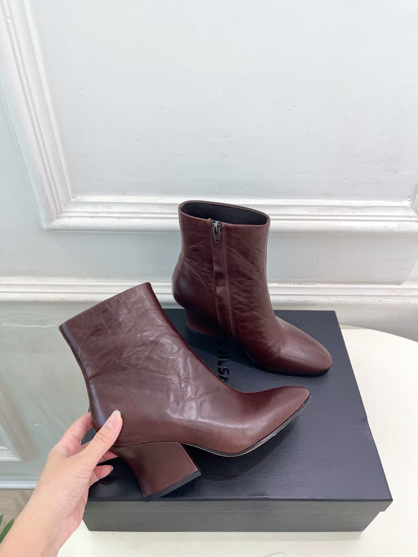Jil Sander(吉尔·桑达）2026 秋冬新品 JD极简复古圆头粗跟短靴————————JS作为这