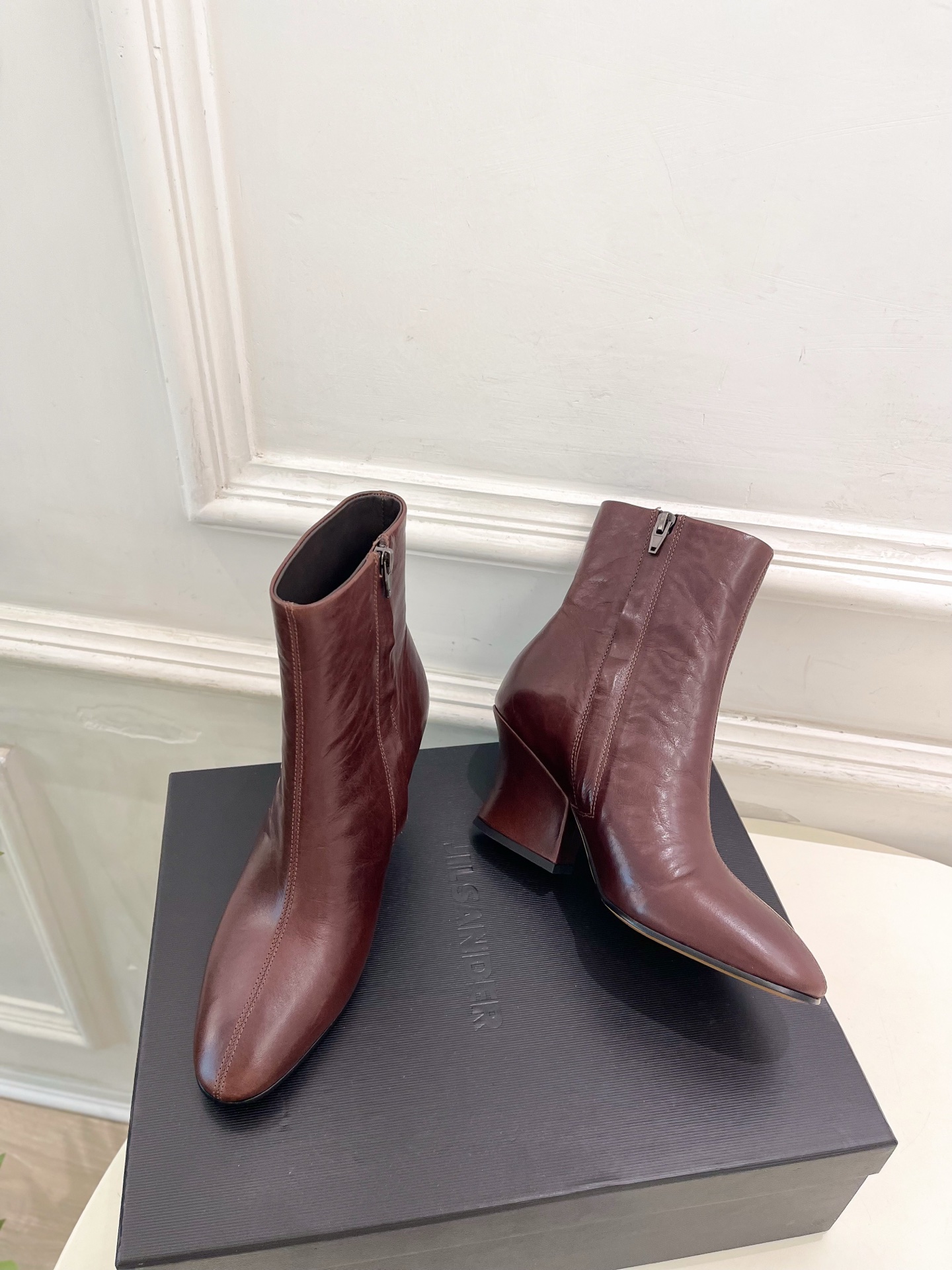 Jil Sander(吉尔·桑达）2026 秋冬新品 JD极简复古圆头粗跟短靴————————JS作为这