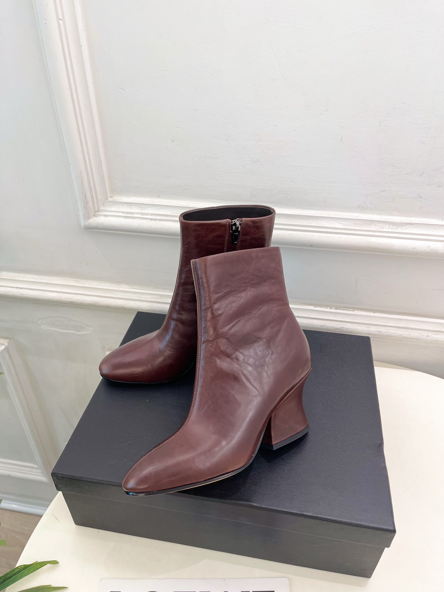 Jil Sander(吉尔·桑达）2026 秋冬新品 JD极简复古圆头粗跟短靴————————JS作为这