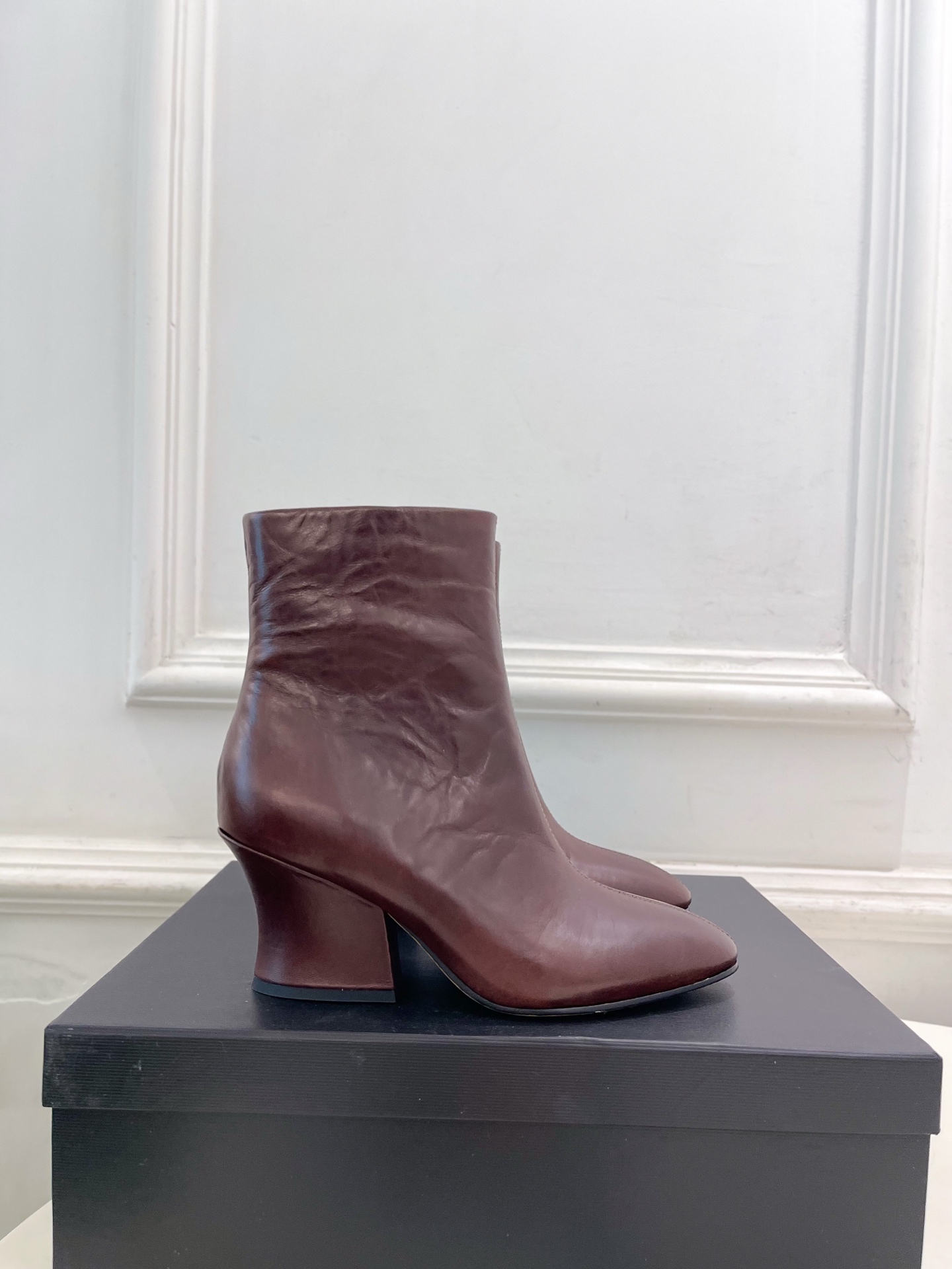Jil Sander(吉尔·桑达）2026 秋冬新品 JD极简复古圆头粗跟短靴————————JS作为这