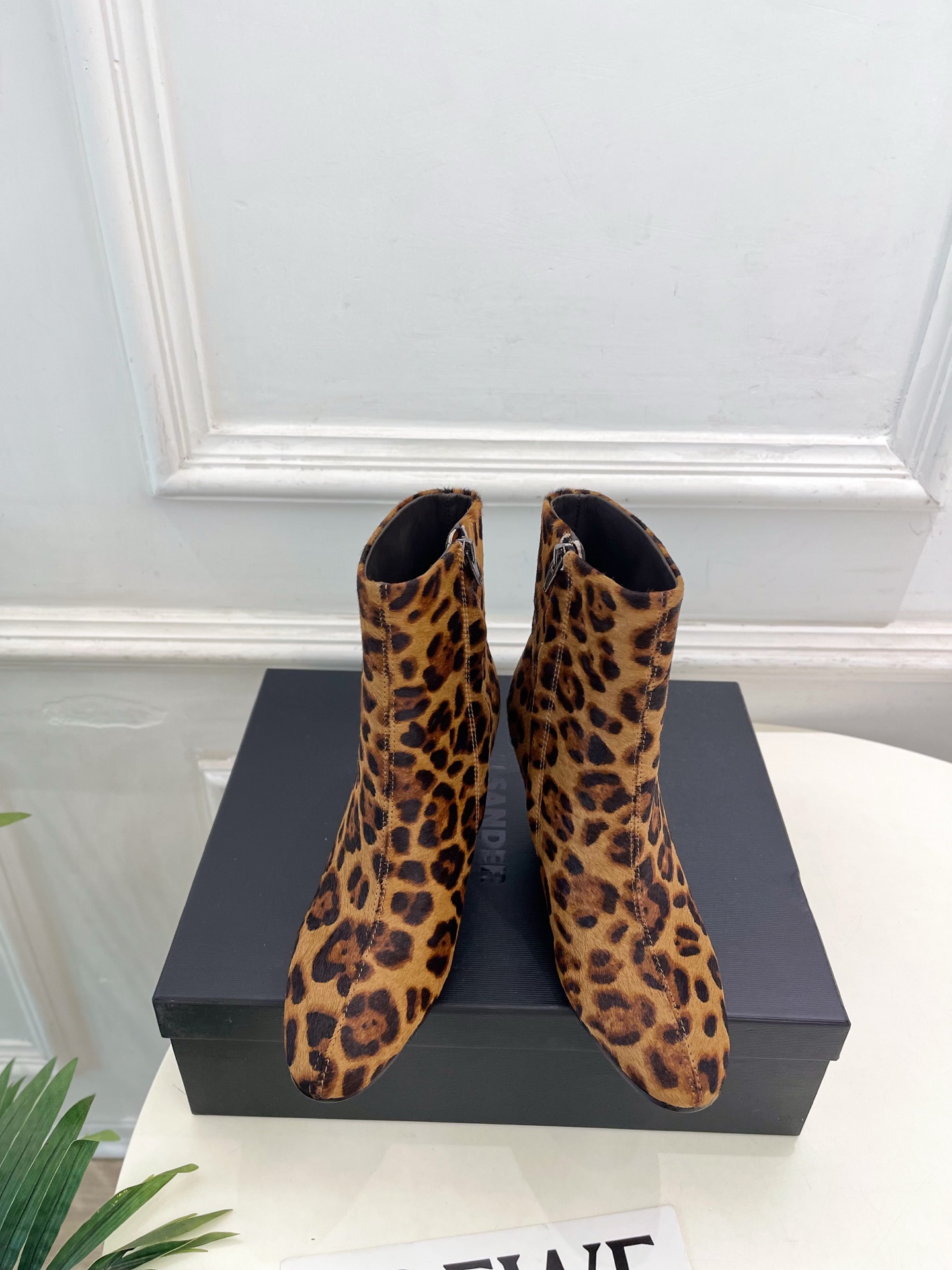Jil Sander(吉尔·桑达）2026 秋冬新品 JD极简复古圆头粗跟短靴————————JS作为这