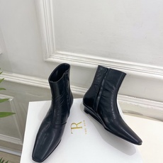 The row 2026秋冬新品 TR极简方头小坡跟切尔西短靴—————————作为这两年最受欢迎的设计 The row 2026秋冬新品 TR极简方头小坡跟切尔西短靴—————————作为这两年最受欢迎的设计