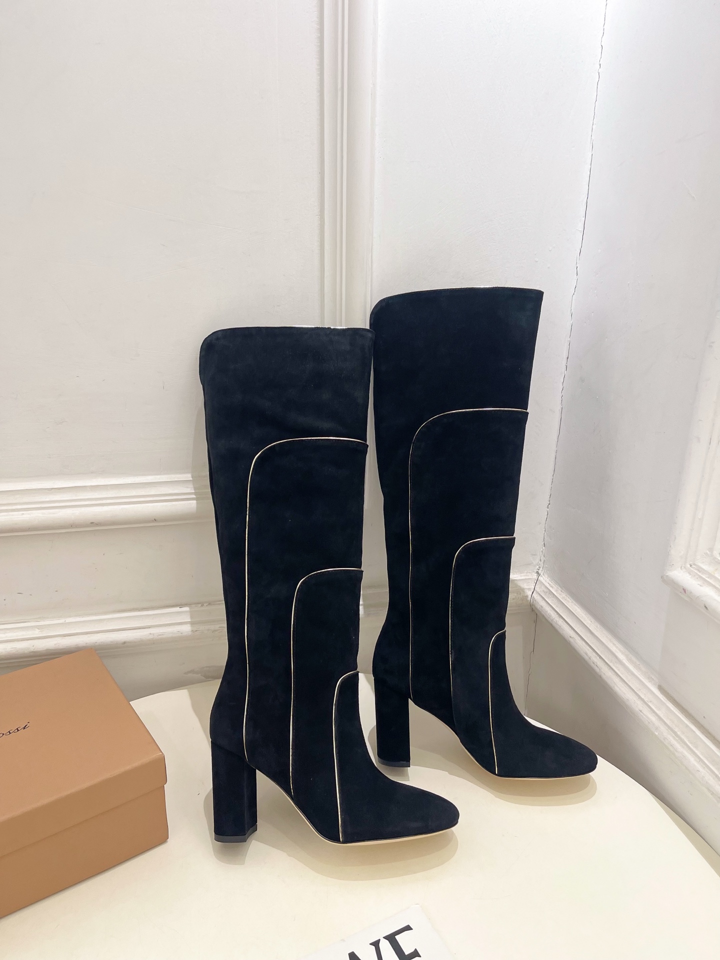 Gianvito Rossi｜吉安维托·罗西  26𝐬𝐬2026秋冬新品 GR复古拼接圆头粗跟长筒靴 火