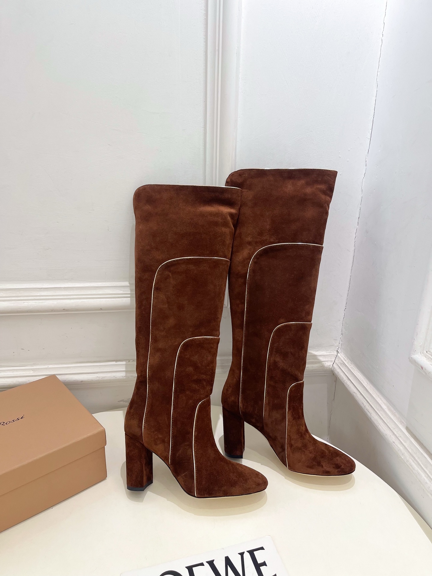 Gianvito Rossi｜吉安维托·罗西  26𝐬𝐬2026秋冬新品 GR复古拼接圆头粗跟长筒靴 火