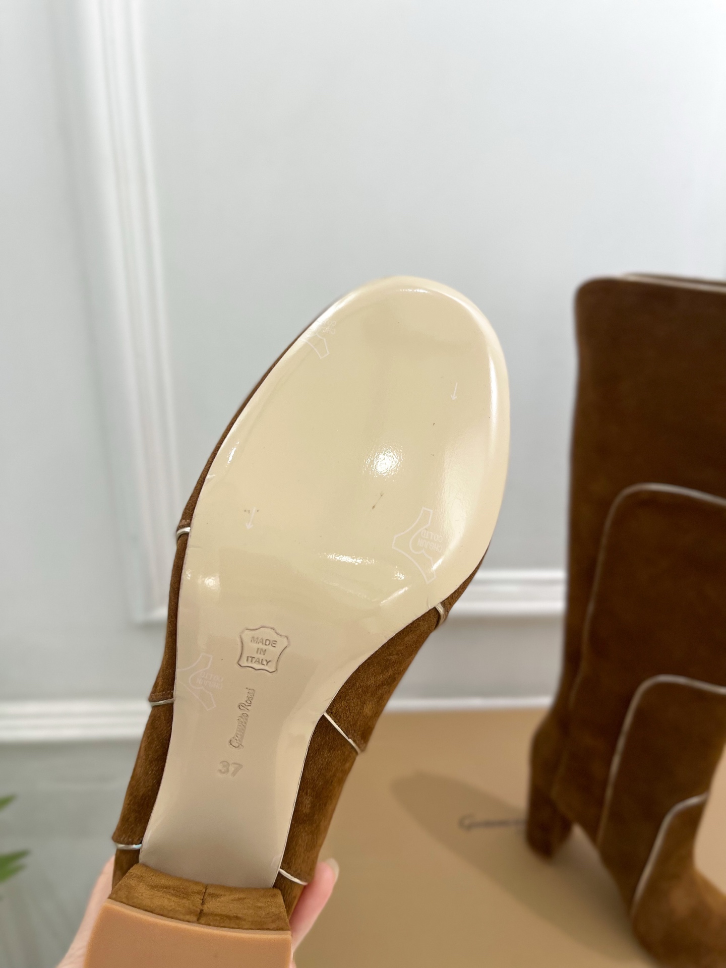 Gianvito Rossi｜吉安维托·罗西  26𝐬𝐬2026秋冬新品 GR复古拼接圆头粗跟长筒靴 火