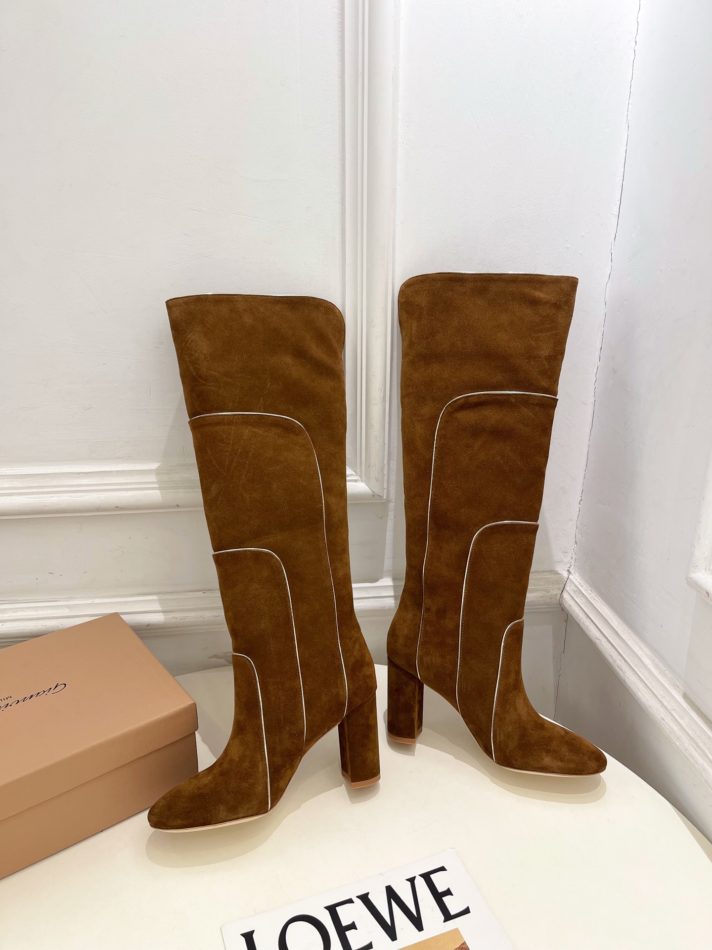 Gianvito Rossi｜吉安维托·罗西  26𝐬𝐬2026秋冬新品 GR复古拼接圆头粗跟长筒靴 火