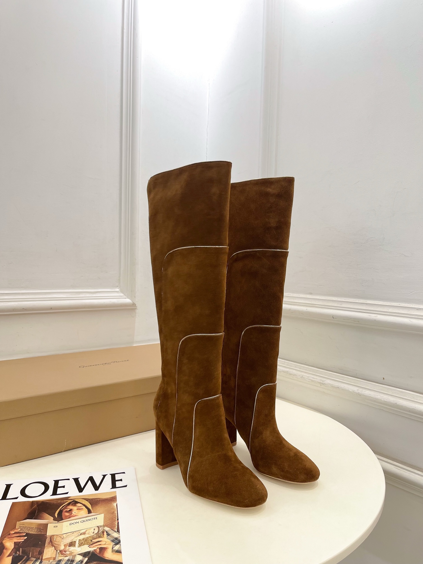 Gianvito Rossi｜吉安维托·罗西  26𝐬𝐬2026秋冬新品 GR复古拼接圆头粗跟长筒靴 火