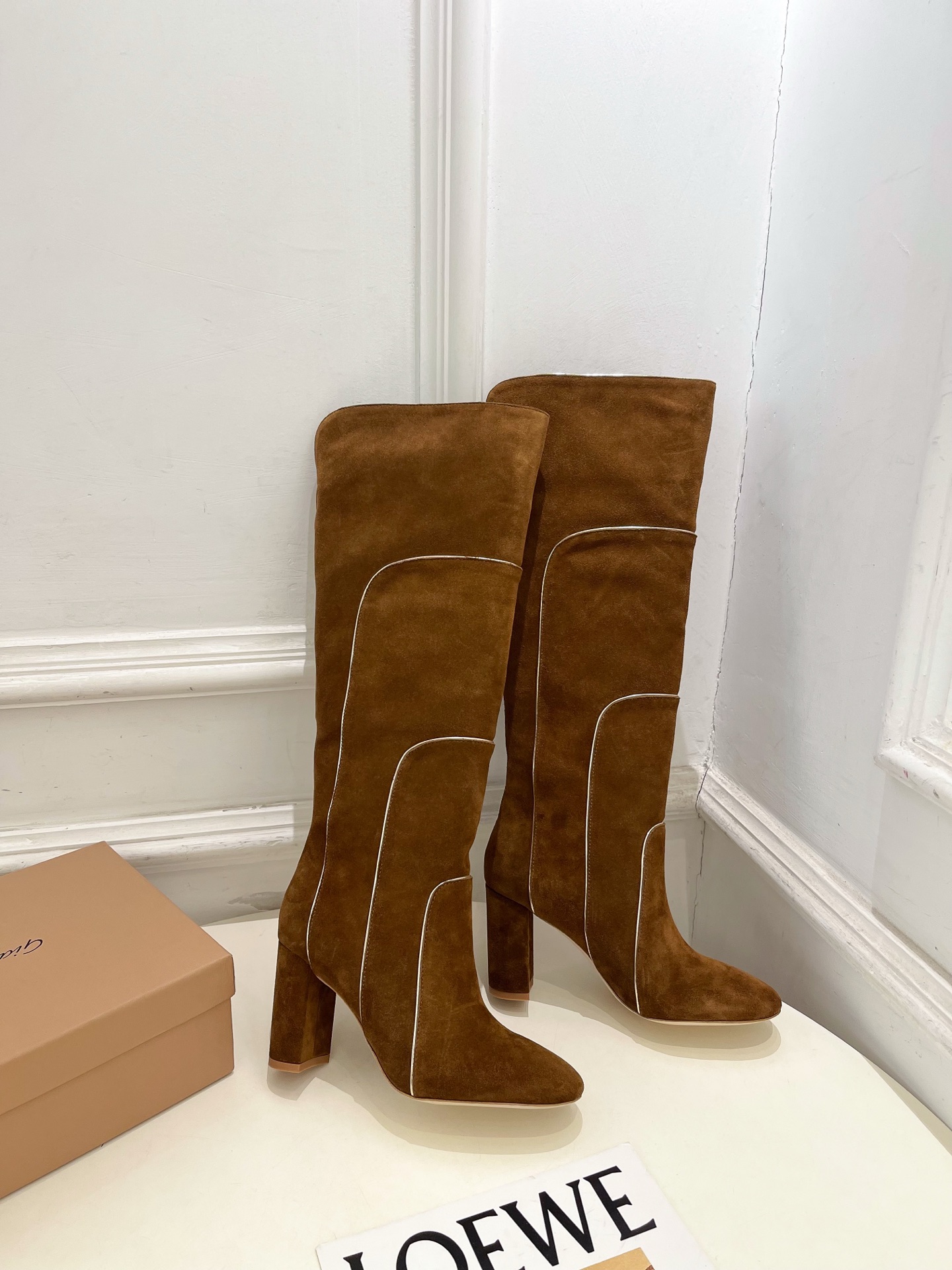 Gianvito Rossi｜吉安维托·罗西  26𝐬𝐬2026秋冬新品 GR复古拼接圆头粗跟长筒靴 火