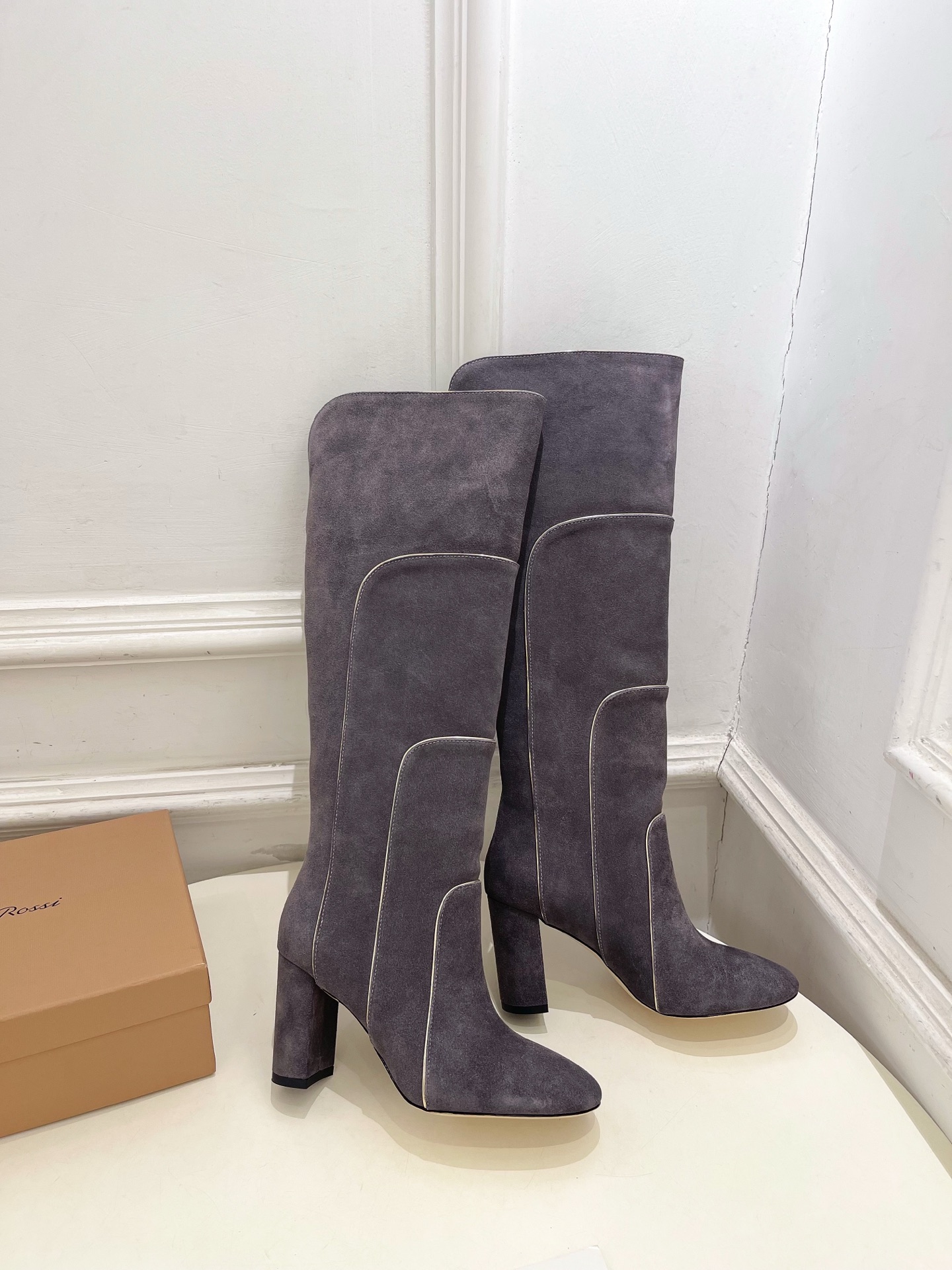 Gianvito Rossi｜吉安维托·罗西  26𝐬𝐬2026秋冬新品 GR复古拼接圆头粗跟长筒靴 火