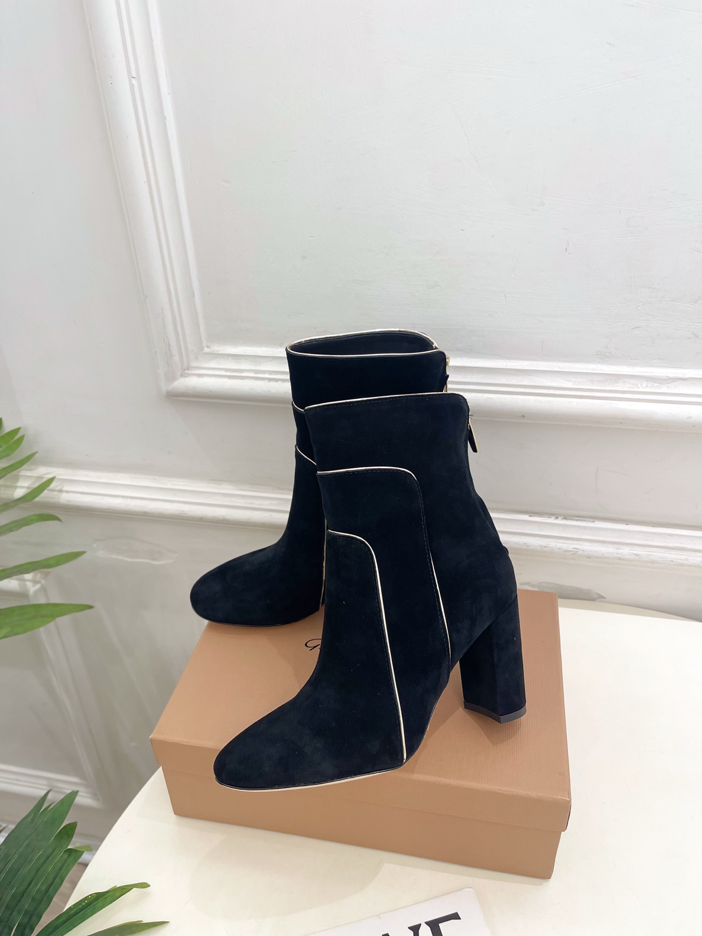 Gianvito Rossi｜吉安维托·罗西  26𝐬𝐬2026秋冬新品 GR复古拼接圆头粗跟短靴 火爆
