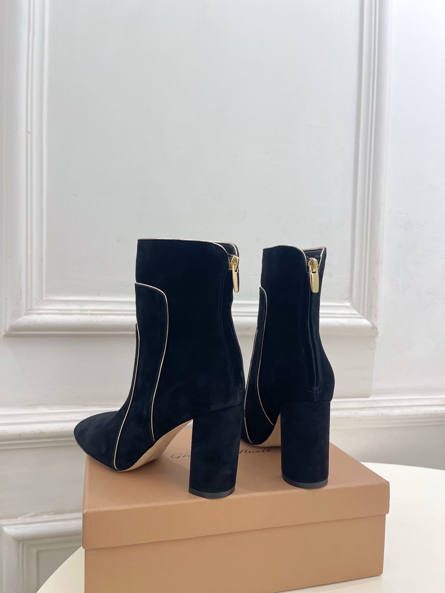 Gianvito Rossi｜吉安维托·罗西  26𝐬𝐬2026秋冬新品 GR复古拼接圆头粗跟短靴 火爆