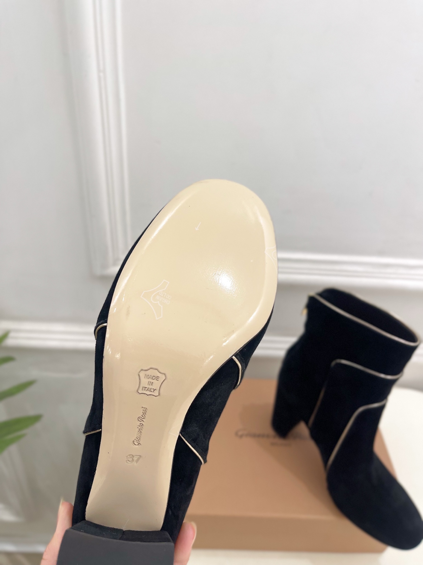 Gianvito Rossi｜吉安维托·罗西  26𝐬𝐬2026秋冬新品 GR复古拼接圆头粗跟短靴 火爆