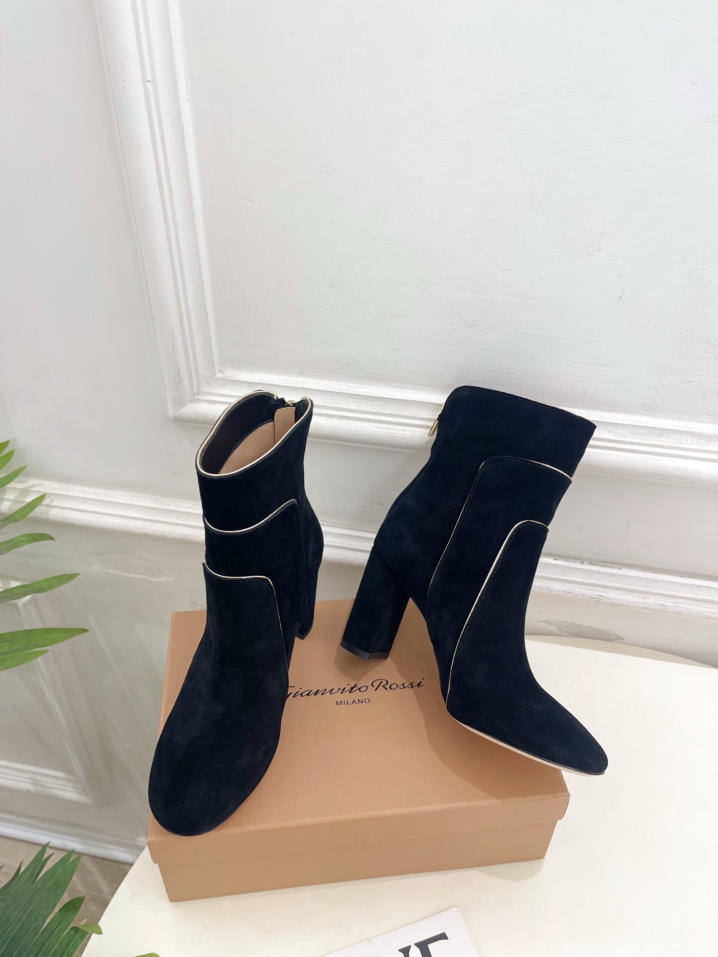 Gianvito Rossi｜吉安维托·罗西  26𝐬𝐬2026秋冬新品 GR复古拼接圆头粗跟短靴 火爆