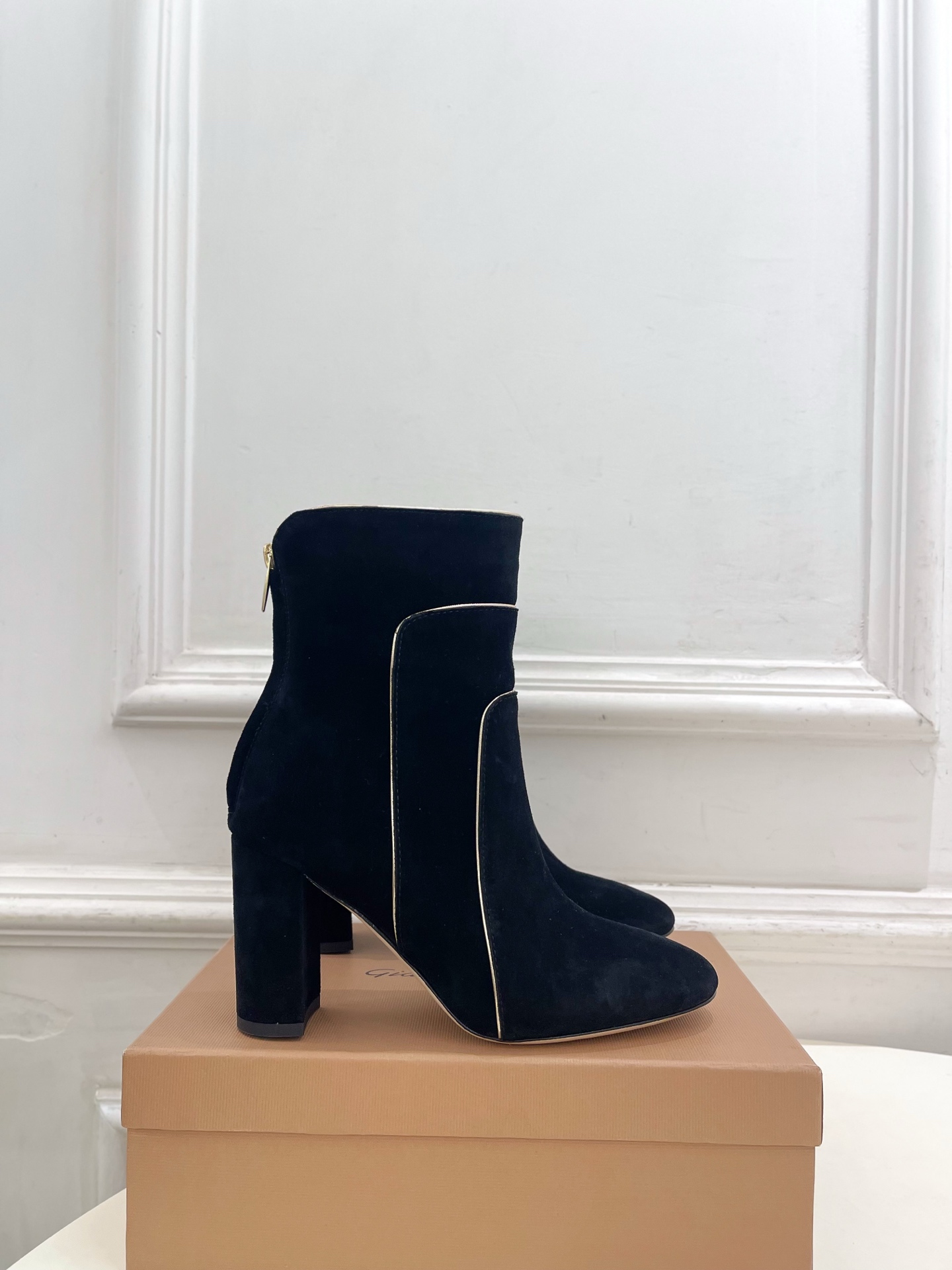Gianvito Rossi｜吉安维托·罗西  26𝐬𝐬2026秋冬新品 GR复古拼接圆头粗跟短靴 火爆
