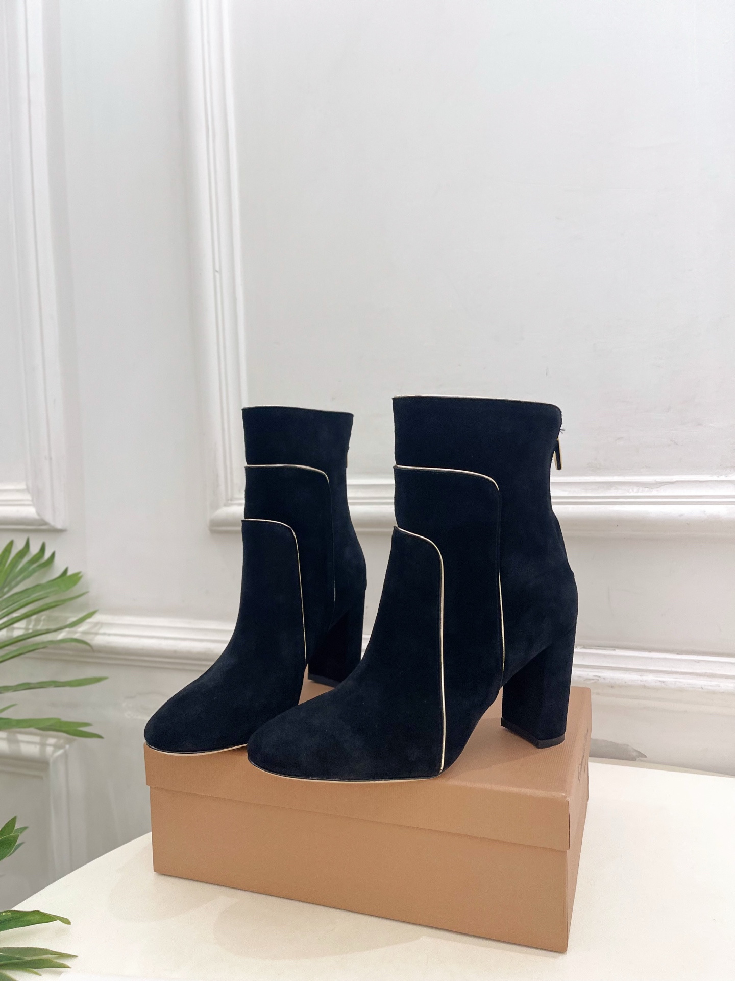 Gianvito Rossi｜吉安维托·罗西  26𝐬𝐬2026秋冬新品 GR复古拼接圆头粗跟短靴 火爆