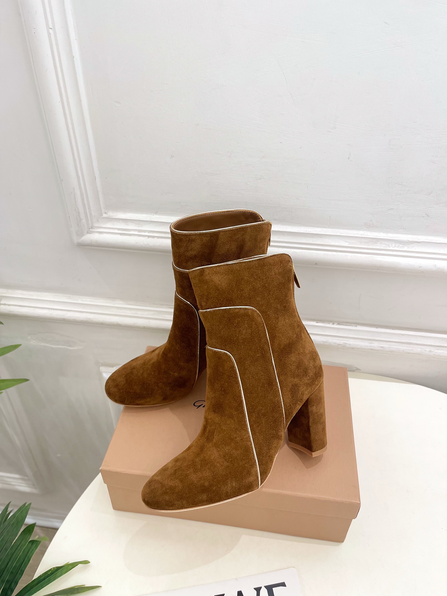 Gianvito Rossi｜吉安维托·罗西  26𝐬𝐬2026秋冬新品 GR复古拼接圆头粗跟短靴 火爆