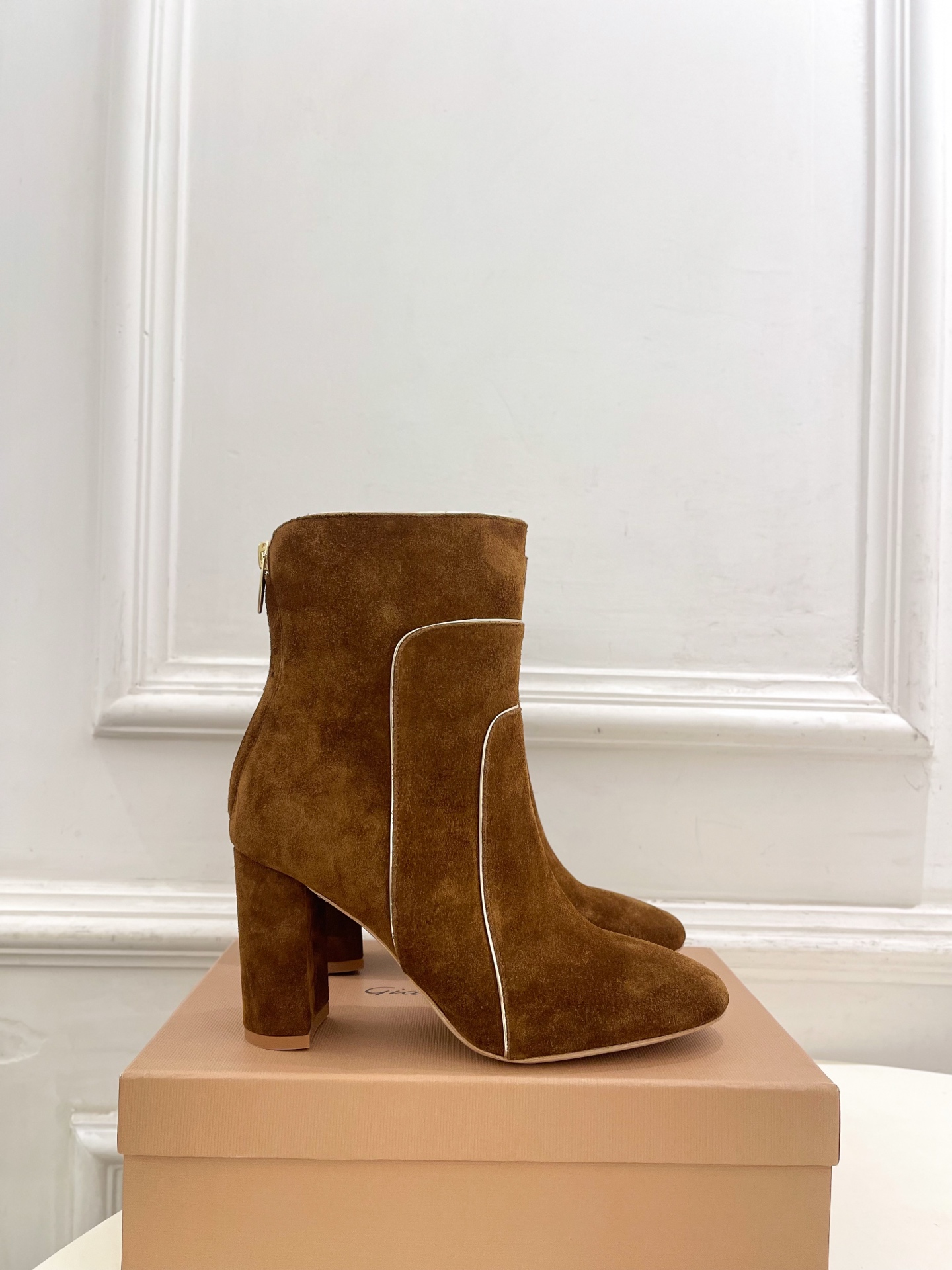 Gianvito Rossi｜吉安维托·罗西  26𝐬𝐬2026秋冬新品 GR复古拼接圆头粗跟短靴 火爆