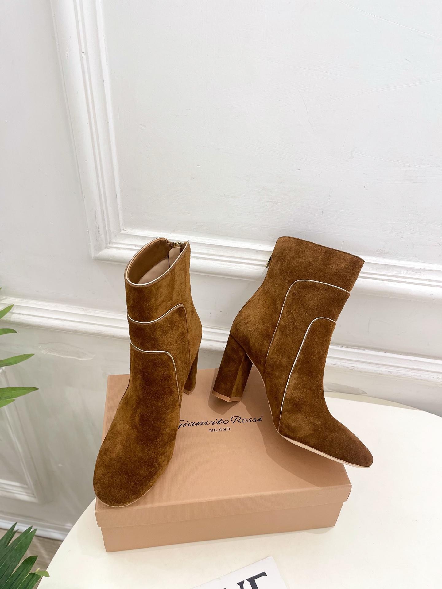 Gianvito Rossi｜吉安维托·罗西  26𝐬𝐬2026秋冬新品 GR复古拼接圆头粗跟短靴 火爆