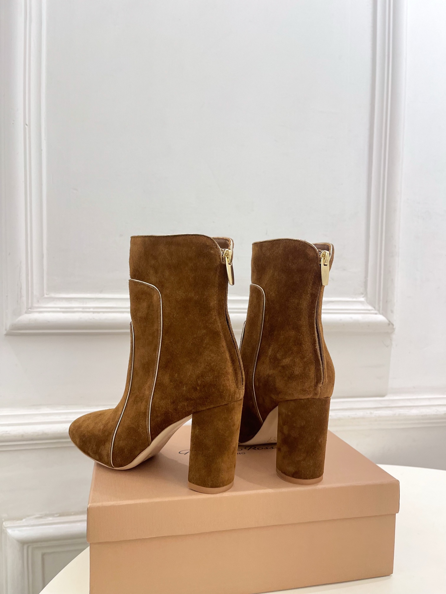 Gianvito Rossi｜吉安维托·罗西  26𝐬𝐬2026秋冬新品 GR复古拼接圆头粗跟短靴 火爆