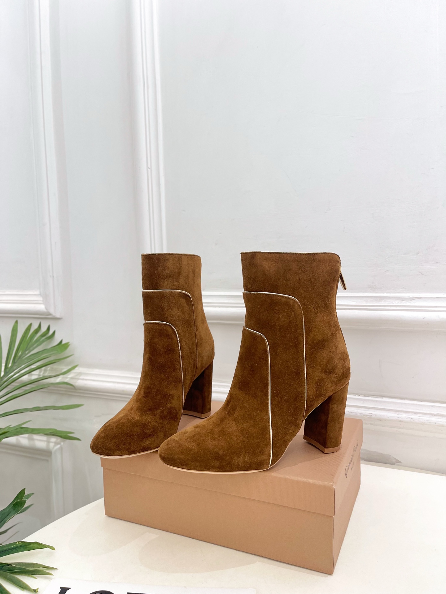 Gianvito Rossi｜吉安维托·罗西  26𝐬𝐬2026秋冬新品 GR复古拼接圆头粗跟短靴 火爆