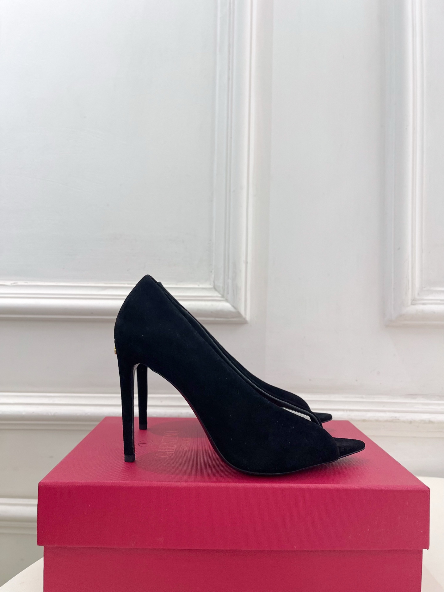 Valentino  华伦天奴 26𝐬𝐬2026春夏新品 REVELE绒面露趾高跟鞋 上新☑️—————
