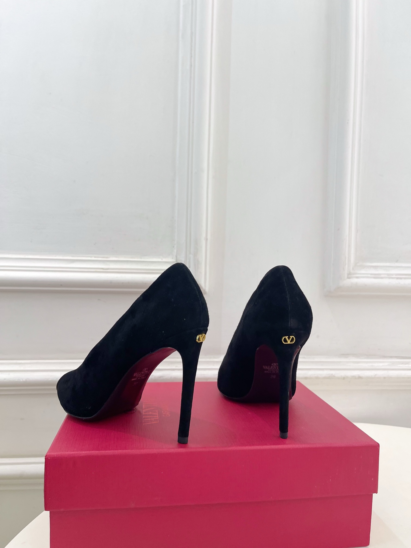 Valentino  华伦天奴 26𝐬𝐬2026春夏新品 REVELE绒面露趾高跟鞋 上新☑️—————