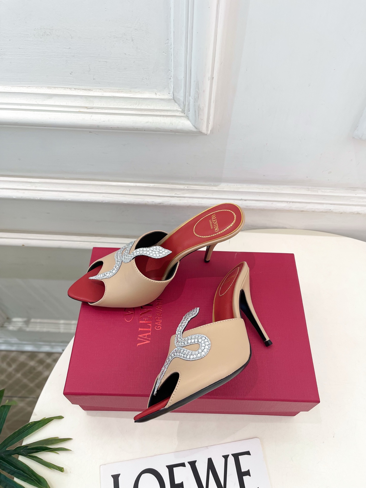 Valentino  华伦天奴 26𝐬𝐬2026春夏新品 COEUR VIPERE水钻蛇形高跟拖鞋 上新