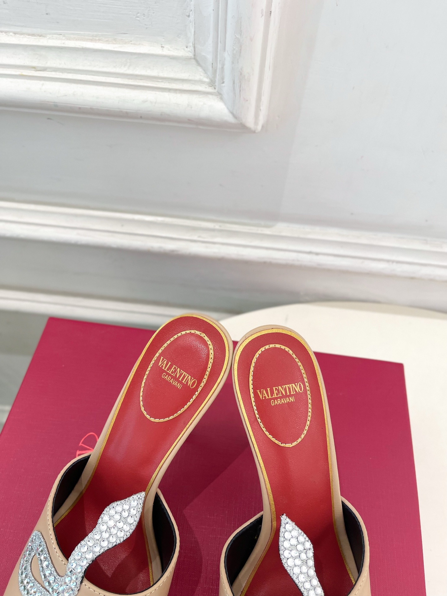 Valentino  华伦天奴 26𝐬𝐬2026春夏新品 COEUR VIPERE水钻蛇形高跟拖鞋 上新