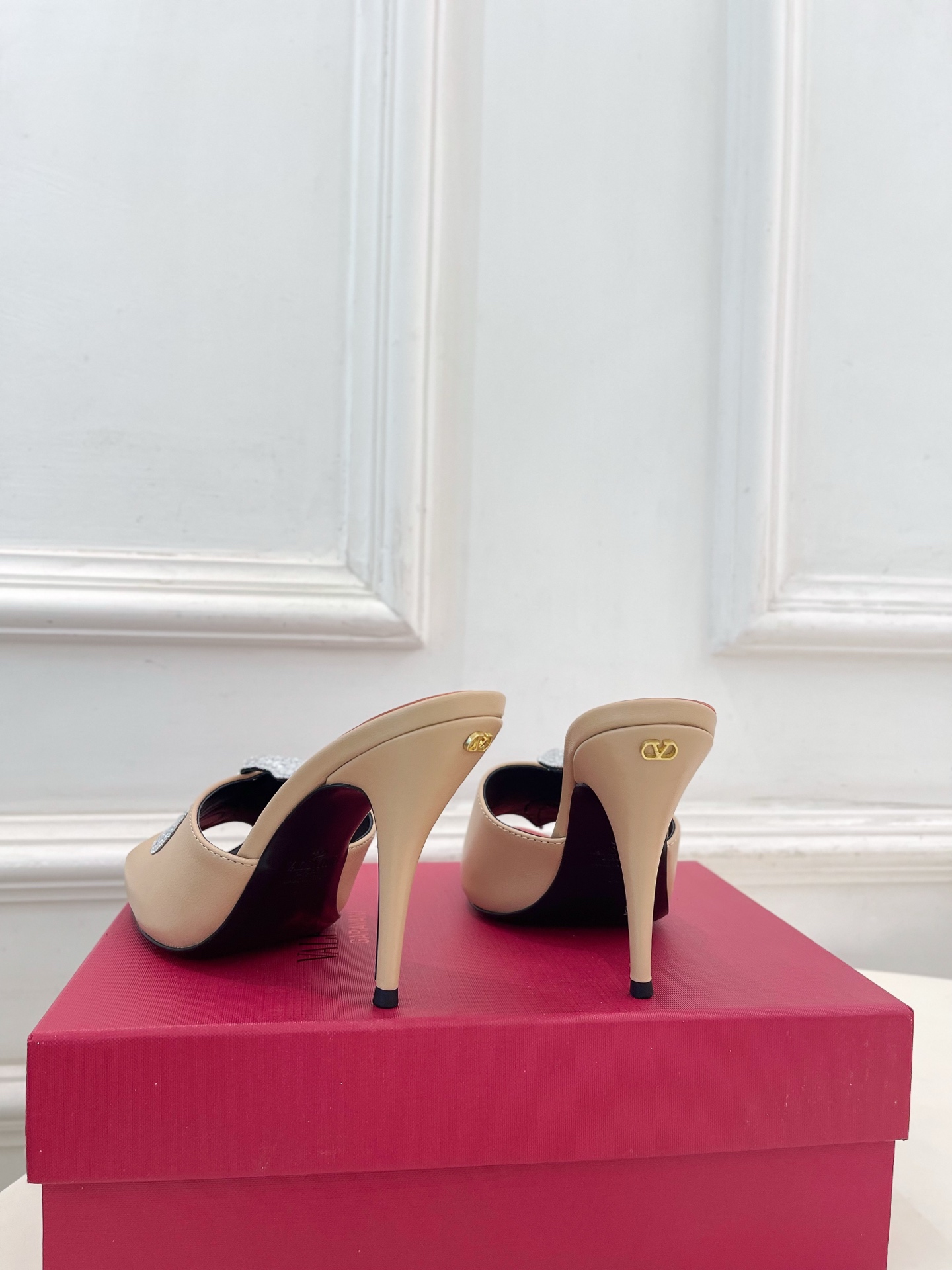 Valentino  华伦天奴 26𝐬𝐬2026春夏新品 COEUR VIPERE水钻蛇形高跟拖鞋 上新