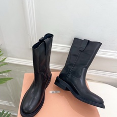 Miu Miu | 缪缪 26𝐬𝐬🖤专柜主打最新秀款 2026秋冬新品 复古擦色做旧中筒靴 火爆上新! Miu Miu | 缪缪 26𝐬𝐬🖤专柜主打最新秀款 2026秋冬新品 复古擦色做旧中筒靴 火爆上新!
