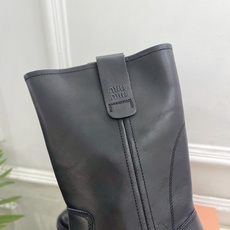Miu Miu | 缪缪 26𝐬𝐬🖤专柜主打最新秀款 2026秋冬新品 复古擦色做旧中筒靴 火爆上新! Miu Miu | 缪缪 26𝐬𝐬🖤专柜主打最新秀款 2026秋冬新品 复古擦色做旧中筒靴 火爆上新!