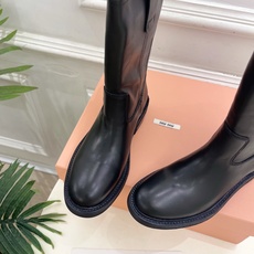 Miu Miu | 缪缪 26𝐬𝐬🖤专柜主打最新秀款 2026秋冬新品 复古擦色做旧中筒靴 火爆上新! Miu Miu | 缪缪 26𝐬𝐬🖤专柜主打最新秀款 2026秋冬新品 复古擦色做旧中筒靴 火爆上新!