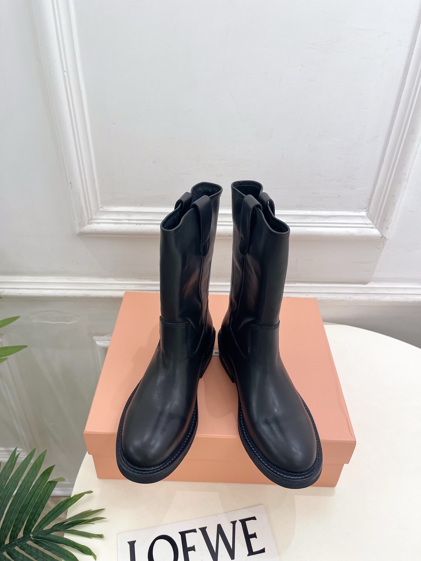 Miu Miu | 缪缪  26𝐬𝐬🖤专柜主打最新秀款 2026秋冬新品 复古擦色做旧中筒靴 火爆上新！