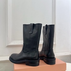 Miu Miu | 缪缪 26𝐬𝐬🖤专柜主打最新秀款 2026秋冬新品 复古擦色做旧中筒靴 火爆上新! Miu Miu | 缪缪 26𝐬𝐬🖤专柜主打最新秀款 2026秋冬新品 复古擦色做旧中筒靴 火爆上新!